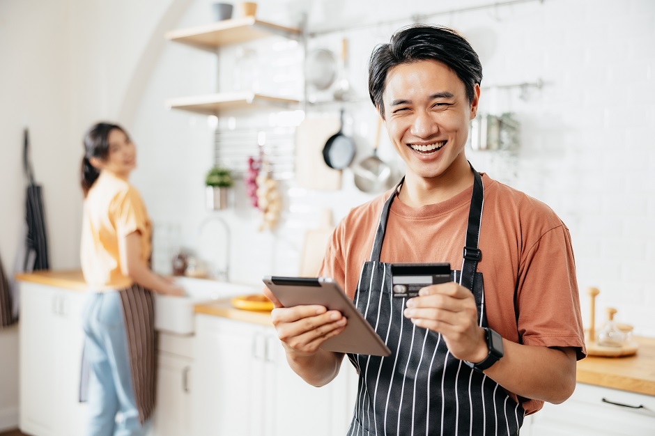 restaurant-sme-owner-entrepreneurs-holding-tablet-credit-card-hand-order-online-form-home